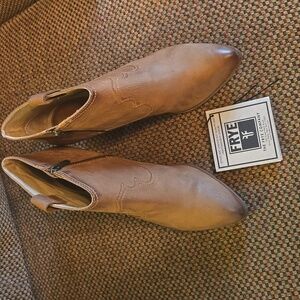 Frye Reina Western Yoke Distressed Tan/Brown Leayher Abkle Boots